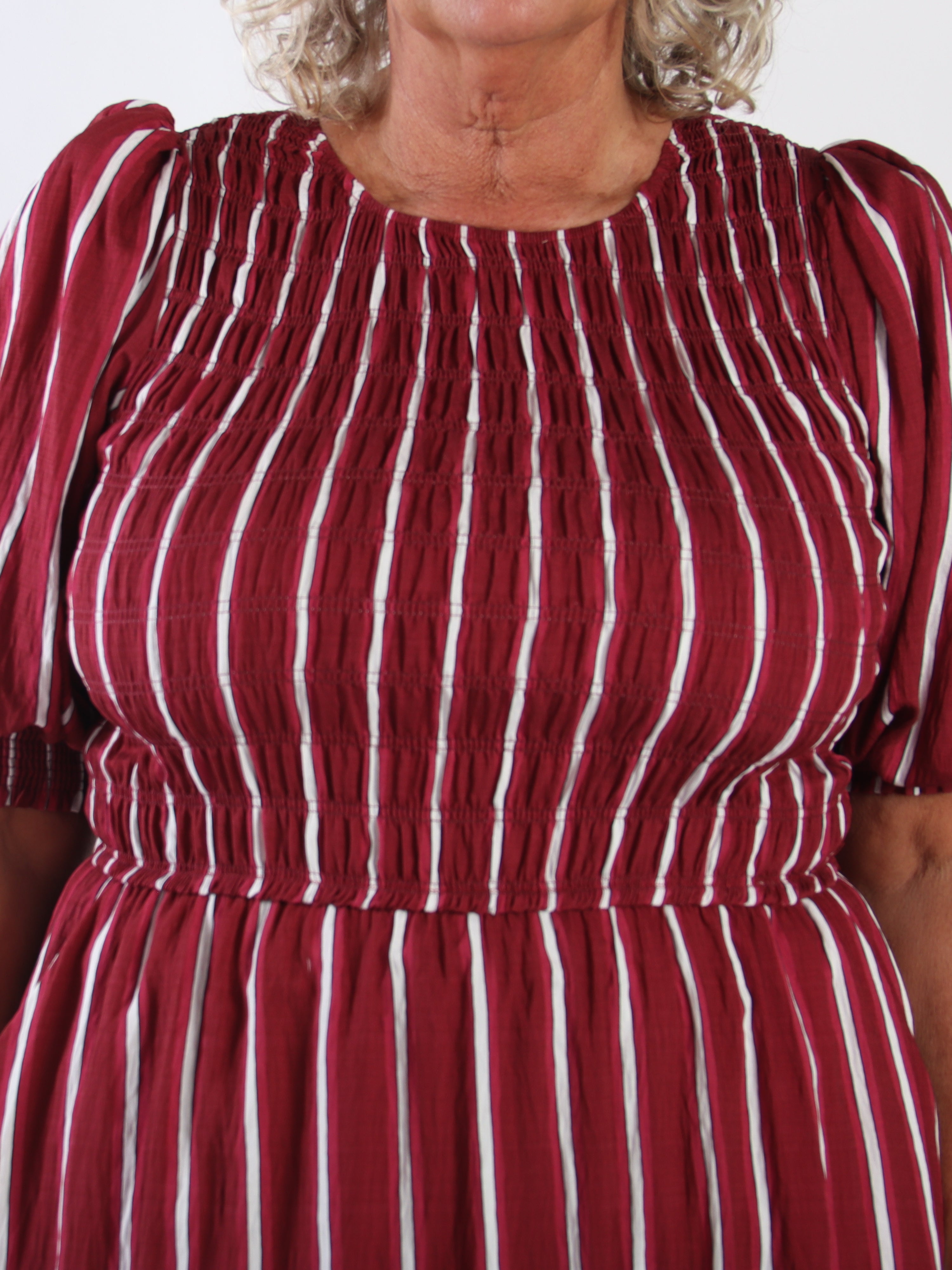 Amalie - Feminin stribet plus size kjole i viskose med smock over brystet og søde pufærmer